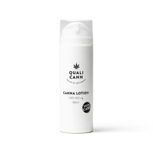 Weißer Cremespender mit weißer Etikette und transparentem Deckel. Das Etikett zeigt ein schwarzes Qualicann Logo und den Produktname 'Canna Lotion'.