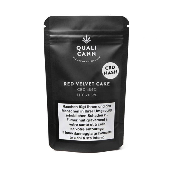 ChatGPT ChatGPT Eine schwarze Verpackung mit einem weißen Qualicann-Logo, auf dem in weißer Schrift der Produktname "Red Velvet Cake" und ein Button mit der Bezeichnung "CBD Hash" stehen. Am unteren Rand der Verpackung ist ein Warnhinweis zu sehen.
