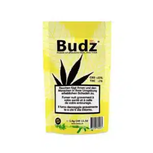 Budz der Sorte 'AK47' Small Buds in einer gelben Verpackung mit einem schwarzem Hanfblatt drauf.