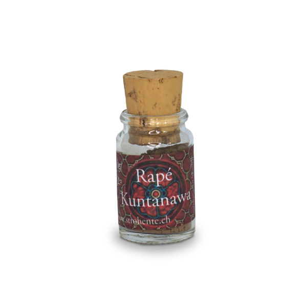 Kleines Glasfläschchen mit beigem Korken, gefüllt mit Rapé (beigem Pulver). Rotes Etikett mit weißer Schrift: Rapé Kuntanawa.