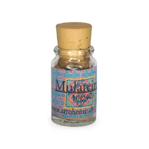 Kleines Glasfläschchen mit beigem Korken, gefüllt mit Rapé (beigem Pulver). Rosa und blaues Etikett mit schwarzer Schrift: mulateiro.