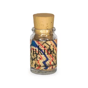 Kleines Glasfläschchen mit beigem Korken, gefüllt mit Rapé (beigem Pulver). Beiges Etikett mit schwarzer Schrift: Nukini.