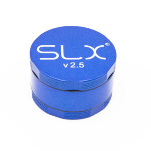 Blauer SLX Herb Grinder, Modell v2.5, in geschlossener Ansicht.
