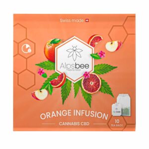 Eine Packung Alpsbee Orange Infusion Cannabis CBD Tee, "Swiss made," mit Abbildungen von Orangen, Äpfeln, Hanfblättern und Blüten, sowie einem Teebeutel. Die Packung enthält 10 Teebeutel.