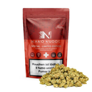 Das Bild zeigt eine rote Verpackung der "Swiss Botanic Nano Nuggs Special - Limited Edition" mit CBD-Blüten davor und dem Hinweis "Rauchen ist tödlich" in mehreren Sprachen.