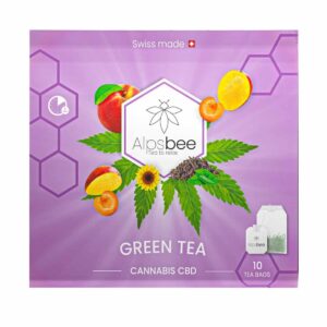 Eine Packung Alpsbee Green Tea Cannabis CBD, "Swiss made," mit Abbildungen von Pfirsichen, Aprikosen, Hanfblättern, Sonnenblumen und Teeblättern sowie einem Teebeutel. Die Packung enthält 10 Teebeutel.
