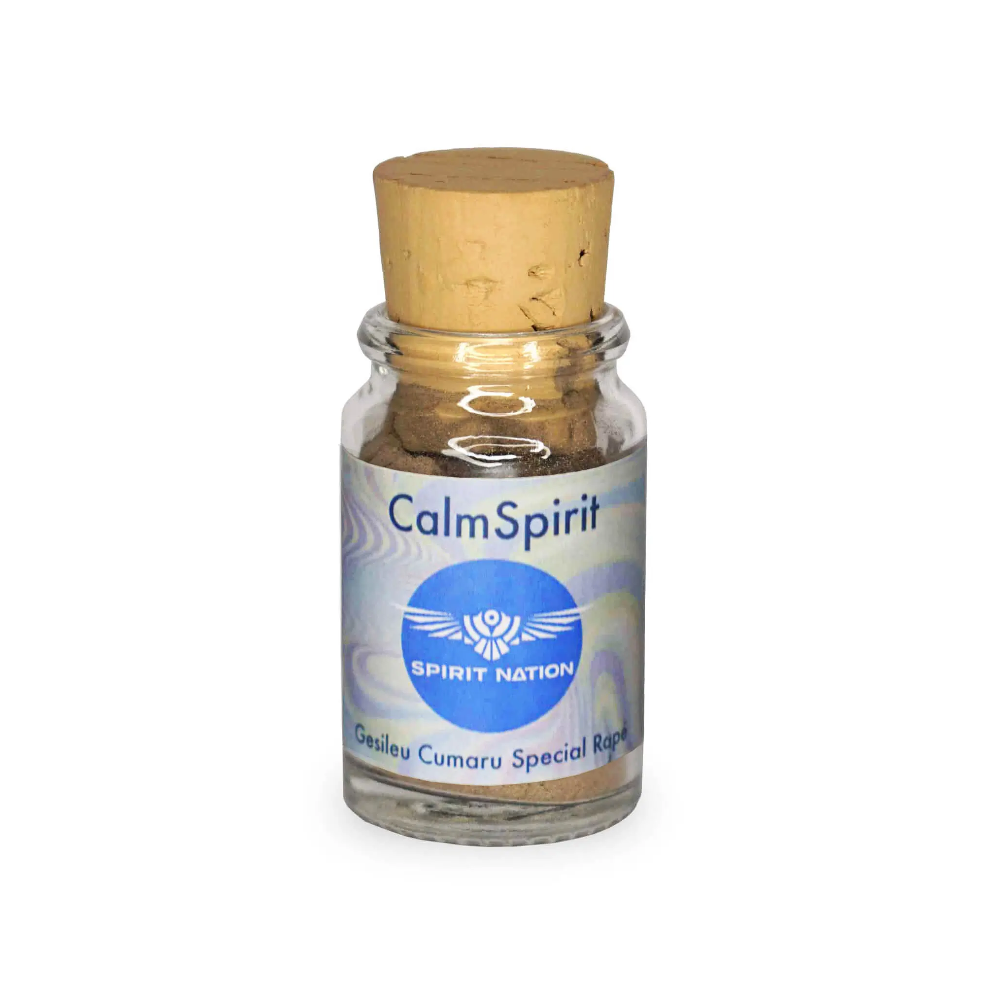 Ein kleines Glasfläschchen mit einem Korkverschluss, auf dem Etikett ist das Spirit Nation-Logo mit einem stilisierten Adler in Blau zu sehen. Darüber steht „CalmSpirit“ in dunkelblauer Schrift, und darunter der Name „Gesileu Cumaru Special Rapé“ auf einem hellblauen Hintergrund mit einem wellenförmigen Muster.