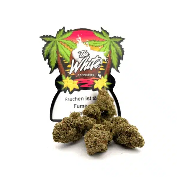 CBD-Blüten der Sorte The White vor 4g-Verpackung im tropischen Design mit Palmen und Sonnenuntergang – markante Cannabees-Optik trifft auf kompakte, helle Hanfblüten.