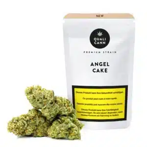 Qualicann Angel Cake Premium CBD-Blüten im weißen Standbeutel mit hellgrünen, harzigen Cannabisbuds im Vordergrund