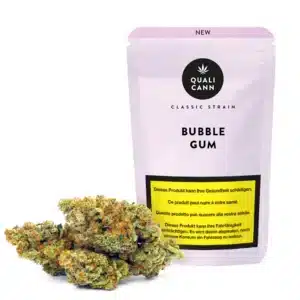 Qualicann Bubble Gum CBD-Blüten im rosafarbenen Standbeutel mit kompakten, harzigen Cannabisbuds im Vordergrund
