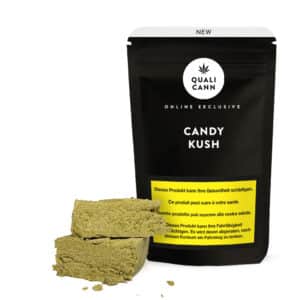 Qualicann Candy Kush CBD-Hash in schwarzer Verpackung mit zwei hellen, krümeligen Hash-Blöcken auf hellem Hintergrund