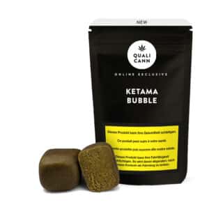 Qualicann Ketama Bubble CBD-Hash in schwarzer Verpackung mit zwei braunen Hash-Stücken auf hellem Hintergrund
