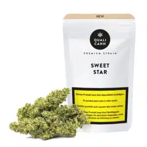 Qualicann Sweet Star CBD-Blüten im Vordergrund mit passender Premium-Strain-Verpackung im Hintergrund auf hellem Hintergrund