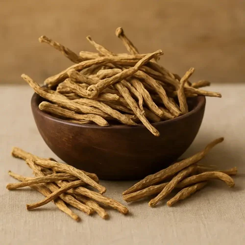 Eine handgeschnitzte Holzschale ist gefüllt mit getrockneten, goldbraunen Wurzelstücken der afrikanischen Traumwurzel – sorgfältig arrangiert auf einem Leinentuch, bereit für rituelle oder spirituelle Anwendung.